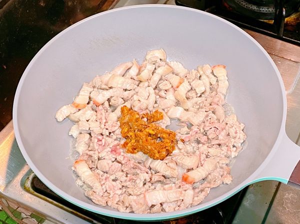 1.先加入紅蔥頭，炒香。（此步驟可改用油蔥酥代替，也超級香）