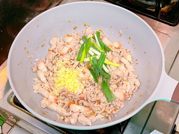 1.再加入蒜末、蔥段炒香炒勻