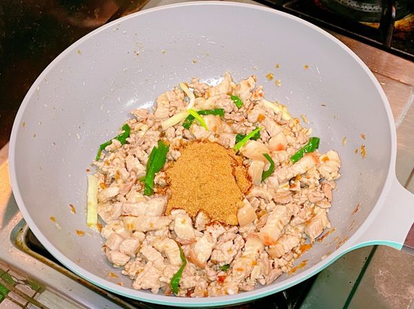 1.放入黑糖，炒至均勻上色