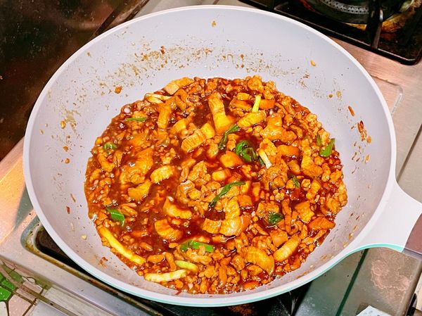 1.鍋內加入2匙蠔油、1匙醬油，拌炒出醬香，炒勻豬肉絲