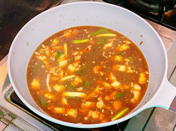 1.加入1匙米酒與白胡椒粉
2.加水淹至豬肉表面