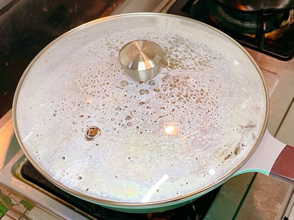 1.蓋上鍋蓋、小火燉煮3～40分鐘，即可燉出膠質，完成料理