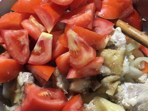 將煎過的雞肉倒入鍋中並加入蕃茄塊