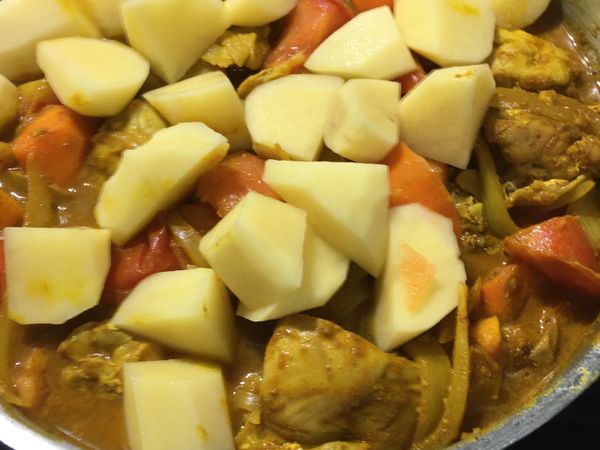 加入馬鈴薯及60-70cc清水煮沸