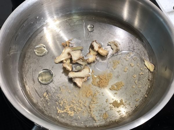 熱鍋後加入水、薑、調味料及油。