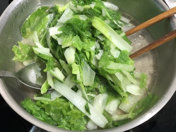 開蓋確認菜都軟化已熟，翻炒均勻即可。