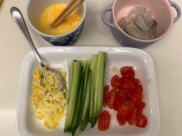 將食材都準備好 小番茄切成小塊 小黃瓜切絲 清洗蝦仁