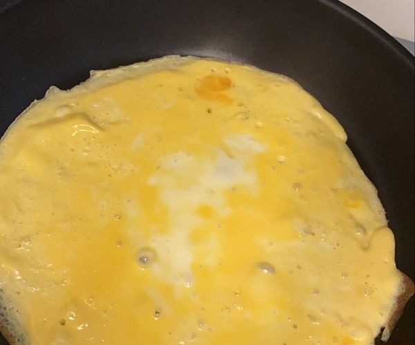 攪拌蛋液並加入適量牛奶及起司 倒入平底鍋以小火加熱 當正面稍微凝固時翻面 兩面皆凝固時倒到空盤備用