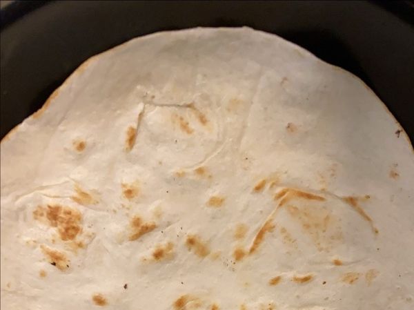 將餅皮以小火加熱3-5分鐘至餅皮微微澎起
如果喜歡脆一點就煎久一點