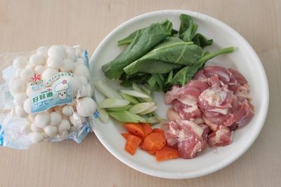 雞腿肉連皮切小塊，小心別把皮切爛了，紅蘿蔔、蔥切小薄片，我用的是皇宮菜洗淨切段。