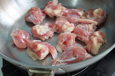 取炒鍋不放油，直接將雞腿肉皮朝下，煎到出油。