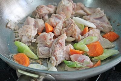 下蔥段、紅蘿蔔和雞油拌炒一下。