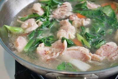 再下青菜下去炒一下，再倒水下去煮。