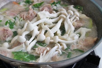 加入白菇，再加入 [調味料] 煮到沸騰關火就可以了！