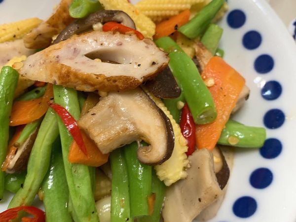 四季豆從頭先撕下纖維，尾巴也切掉，然後再斜切約三段，玉米筍也斜切三段，紅蘿蔔切片再切段，竹輪也斜切，就自己覺得大小豆有對襯到即可。