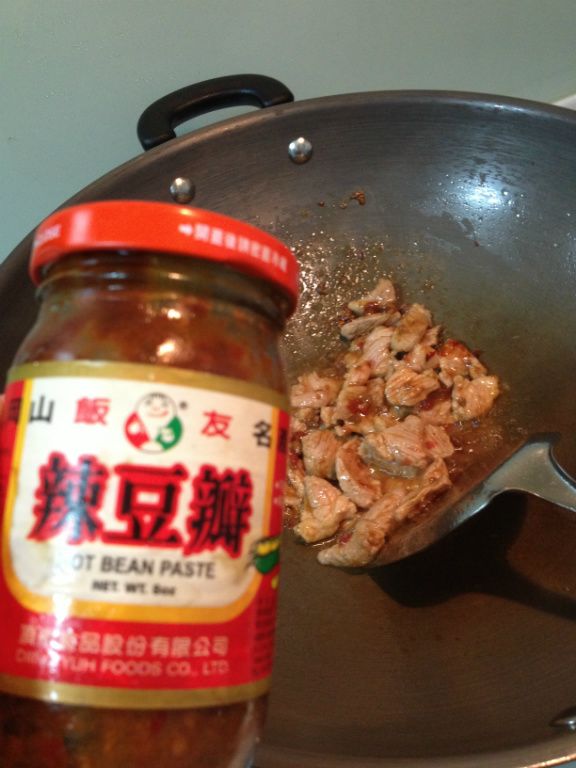 加辣豆瓣醬拌炒，讓豆瓣醬的味道出來