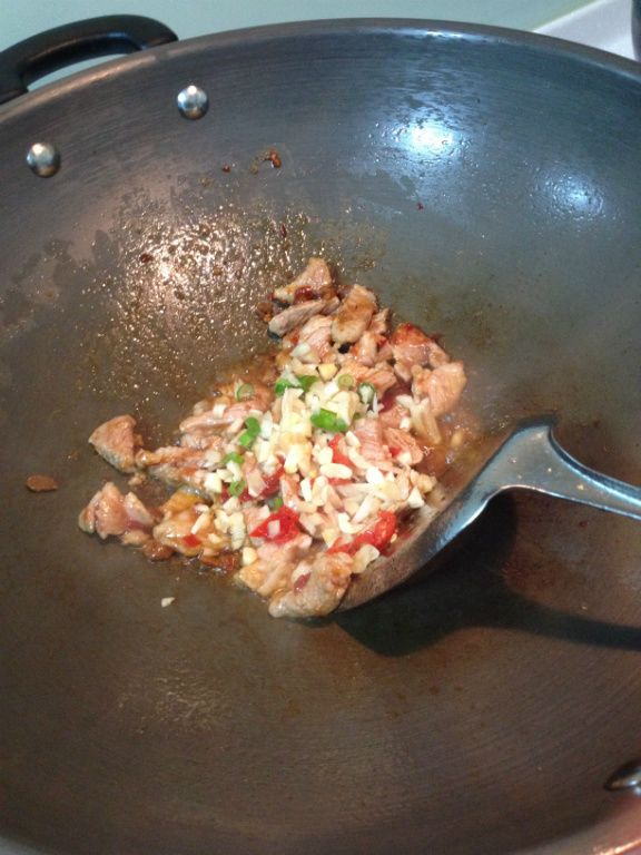 加入薑末.蒜未翻炒出香味