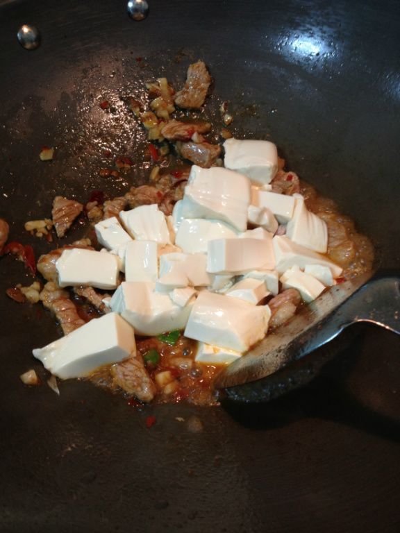 加入[醬汁]和豆腐拌勻，煮至水收乾濃稠，