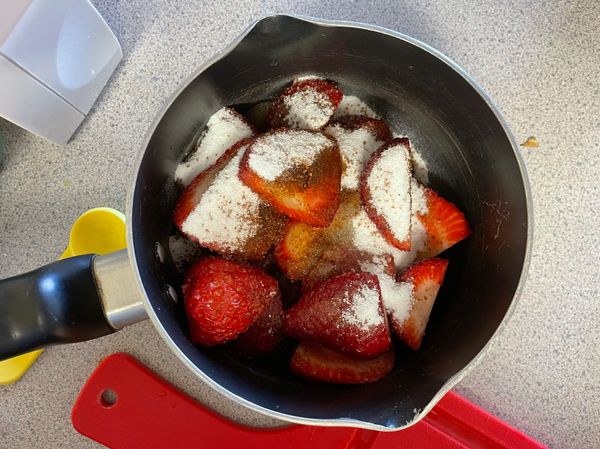 草莓洗乾淨切自己喜歡的大小
加入糖醃製2個小時

*我有些沒有切因為想要吃到整塊果肉