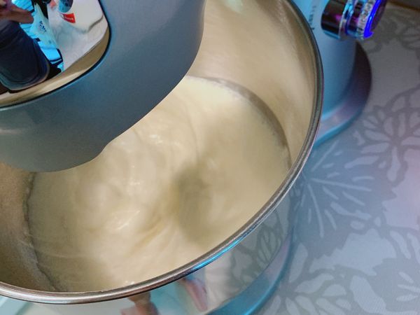 將鮮奶油打發。