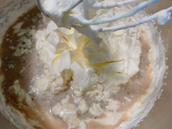 把過濾好的步驟2也加入鮮奶油，再一次打發。