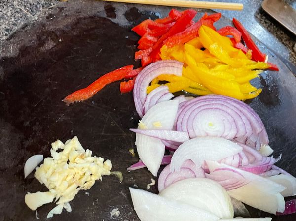 ［處理蔬菜］
1）甜椒切條
2）洋蔥切條
3）大蒜切條
4）馬鈴薯切細絲，泡冷水備用。