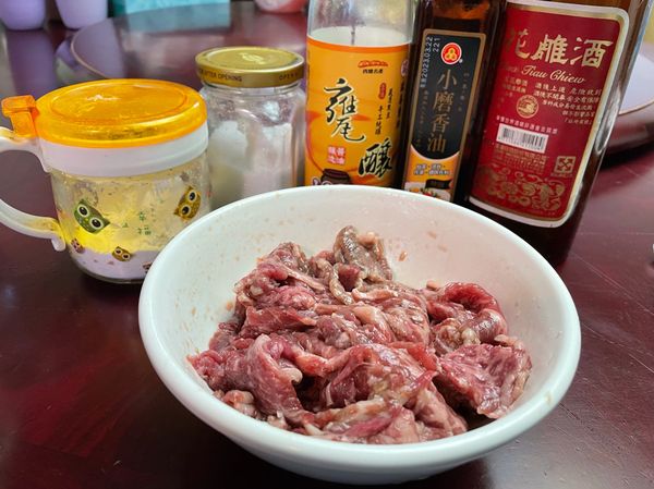 ［醃肉］
1）牛肉退冰至常溫。
2）加入所有醃料攪拌均勻。