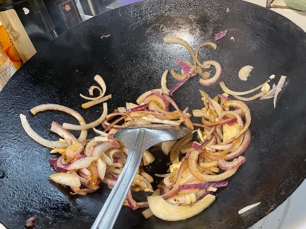 ［炒蔬菜］
1）肉剩下的熱油鍋直接炒大蒜及剩下的蔬菜
2）稍微調味，加1大匙醬油