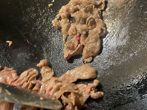 ［炒肉］
1）中火熱鍋加一湯匙油，下肉片拌炒
2）炒至7分熟，起鍋放入鐵盤備用（等等拿去烤箱烤）