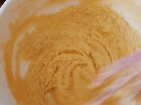 1.奶油常溫退冰融化打軟後加入細紗糖攪拌均勻
2.打蛋攪拌均勻