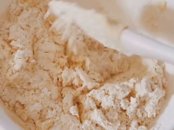 1.加入已過篩麵粉+可可粉，切拌方式攪拌均勻
2.加入可可豆60g混入攪拌
3.冷藏一小時