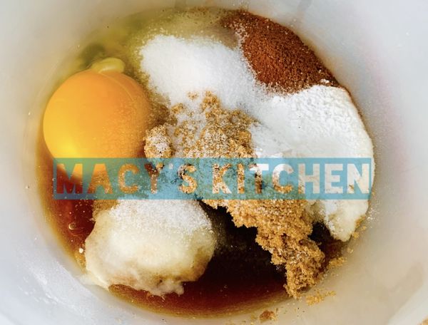 #1 . 在一個小碗裡面，將雞蛋、香草精、黑糖、白糖、肉桂粉、泡打粉、小蘇打粉和鹽巴加入，攪拌均勻。