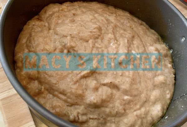 #3. 取一個攪拌盆（或塑膠食用容器）將麵粉倒入➡️之後倒入步驟一的混合物，攪拌均勻一下。接著加入步驟二的香蕉泥、和橄欖油。攪拌成麵糊液體狀。（此時如果想加入核桃或葡萄乾可以這時候加進去，今天我做的有加了50g 的核桃）