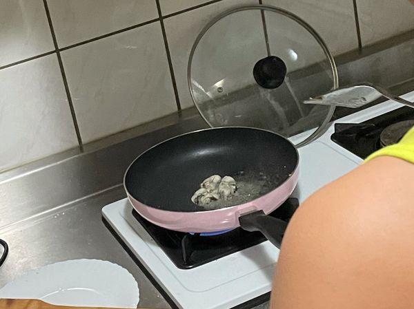 熱鍋加油後先將蚵仔煎至半熟後倒入事先調好的太白粉水(步驟2)記得倒入前先攪拌避免沉澱，等待30秒後加入雞蛋兩顆併打碎，再過30秒加入大白菜，等待熟之後即可起鍋