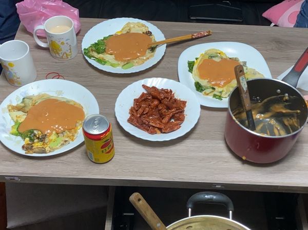 完成後將醬淋上 就完成啦～
再搭配汽水邊吃邊喝 是不是很過癮呢☺️