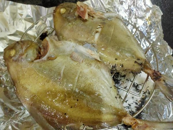 先把黑鯧魚自己殺好，外面抹鹽巴，入蒸鍋蒸熟取出。蒸架上抹油放入這魚，下面放醃燻材料（可放麵粉或白米，讓煙霧變大）。