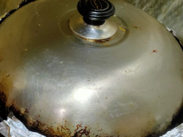 蓋鍋大火煮至煙有黃煙時，關火讓它燜久一點，顏色變深,即取出上面再抹香油。