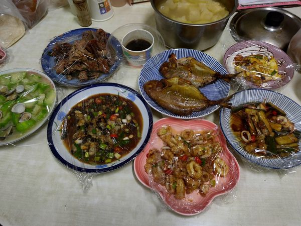 昨天無薪防疫假晚餐：
蒲阿湯，烤鴨1支2吃，豆鼓鮮蚵，炒蛤俐絲瓜，金沙中捲，小黃瓜炒透支，蔥蛋，煙燻黑鯧魚。外帶米粉羹，白蓮霧，水蜜桃（我看到現便宜芒果沒買？愛文16粒150元，12粒200元）