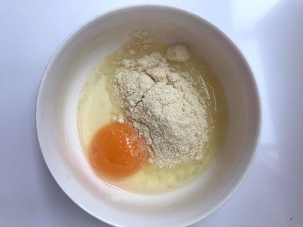 1將蛋打散加入杏仁粉拌勻，再撒入撕碎的莫札瑞拉起司。

(因為我是分次做，所以圖片是一顆蛋，但一次放比較省事)