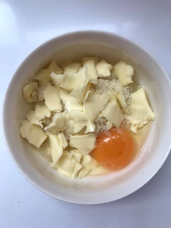 將已加熱的鬆餅機抹上少許奶油，再倒入1即可。