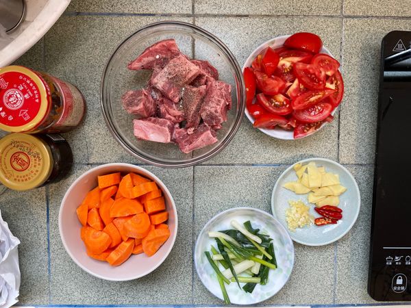 備料：牛肋條、番茄、紅蘿蔔切塊。蔥切段、薑切小片(取4-5片再切小片)、辣椒切小段、蒜泥(或蒜末)準備1-2茶匙份量