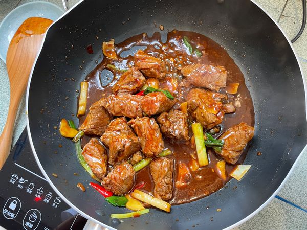 再加入甜麵醬、醬油、辣豆瓣醬、糖充分拌勻約3-5分鐘左右。過程中擔心太焦稠黏鍋，可以加1/4米杯的水