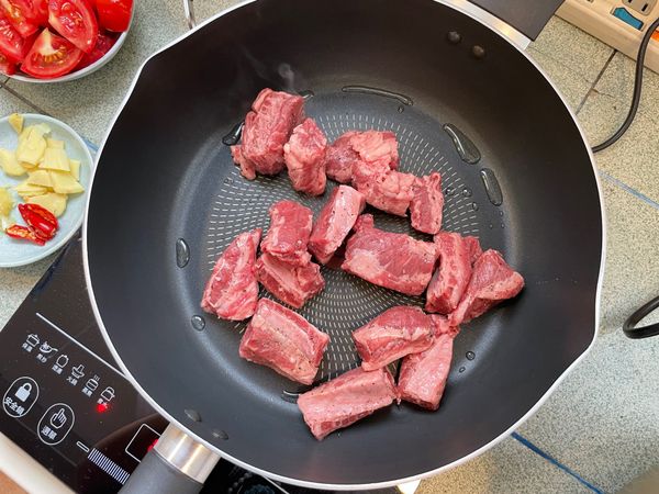 平底鍋熱鍋後加一兩滴油(防沾鍋)，轉中火將牛肋條煎至四面變色即可

*不要煎過熟，否則口感硬掉