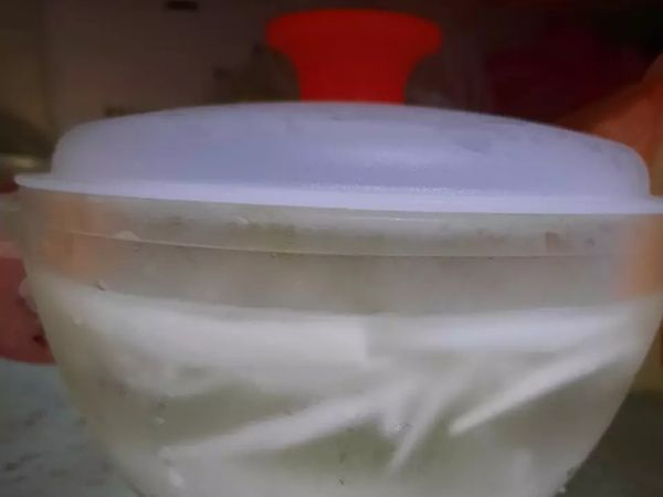 將洋蔥切細絲狀（盡量切細一點，不然還是會辣），用水沖洗一次再放入冰水（加冰塊），放冷藏約1小時