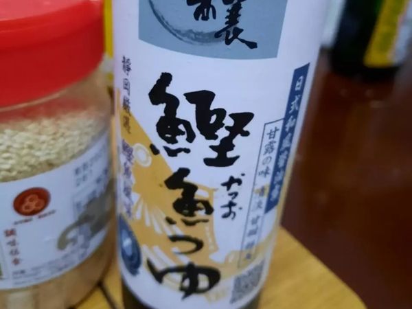 水倒掉，將洋蔥絲放入保鮮盒，再加入醬油、味醂、飲用水，灑上一點點白芝麻，接下來蓋上蓋子搖一搖，讓醬汁均勻地沾上洋蔥絲，然後放冷藏一個晚上（比較入味）