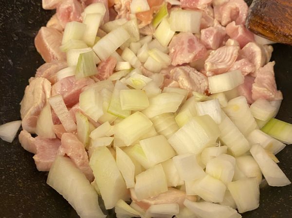 加入洋蔥，炒至出香味。