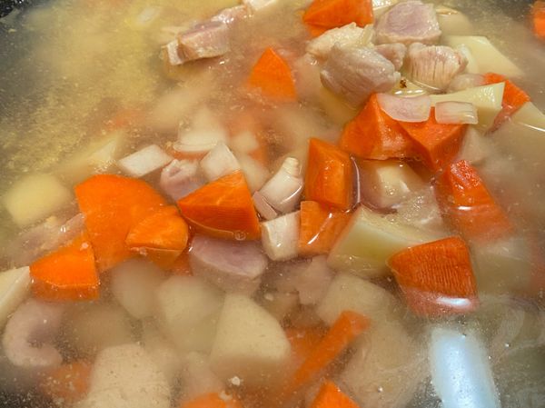 再倒入適量水，蓋過食材即可。