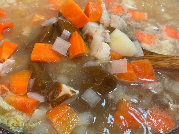 水滾後加入咖哩塊，拌勻，讓咖哩塊溶解於水中。過程要適時攪拌，免得燒焦唷！