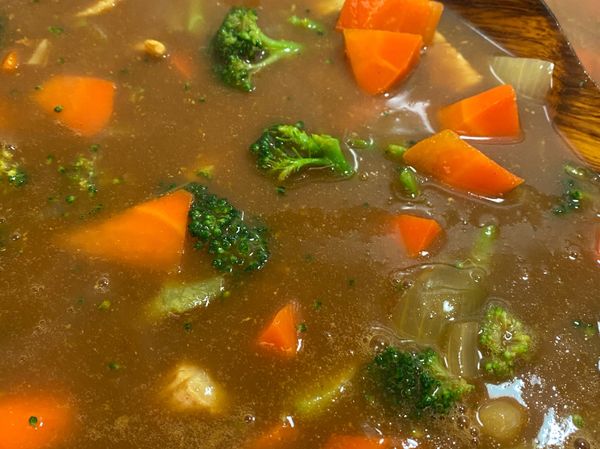 待紅蘿蔔、馬鈴薯熟透了，再放入綠花椰菜。