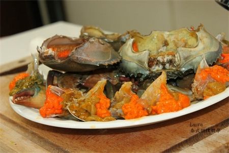 螃蟹洗切成四塊備用